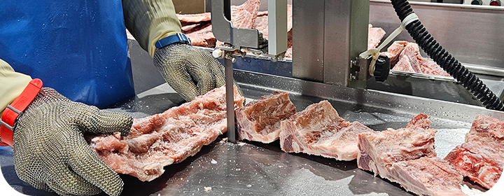 3대의 커팅기계로 돼지뼈 절단