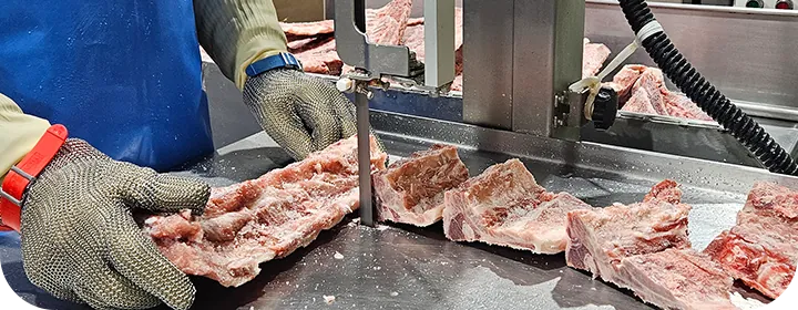 3대의 커팅기계로 돼지뼈 절단