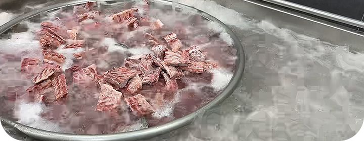 커팅 된 뼈를 브루어 세척 방식으로 핏물 및 이물질 제거