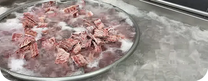 커팅 된 뼈를 브루어 세척 방식으로 핏물 및 이물질 제거