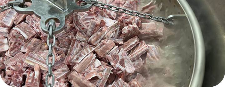 핏물 및 이물질 제거된 돼지뼈를 스팀 가열