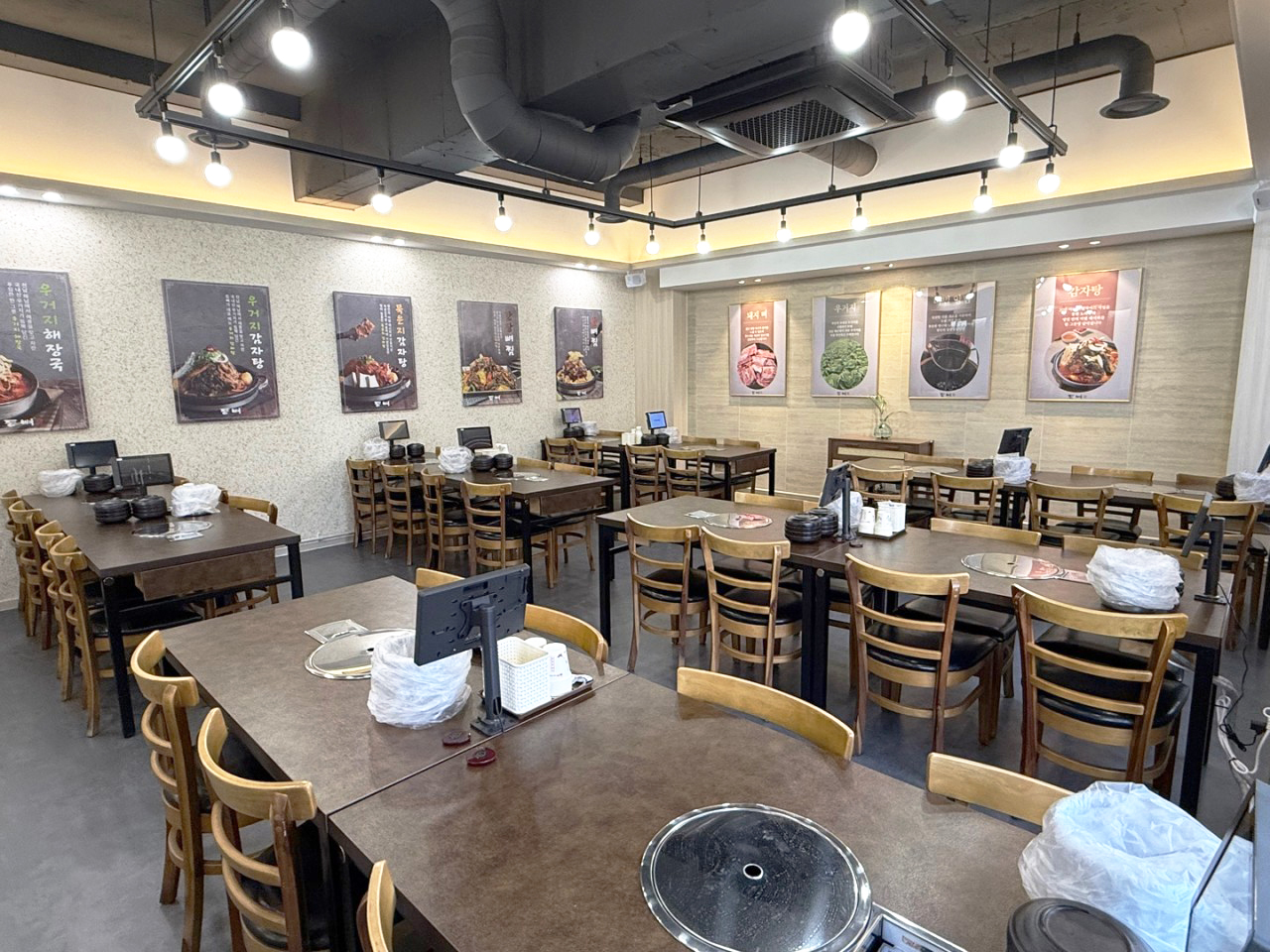 등뼈가 깔끔하고 현대적인 매장 인테리어 전경 02