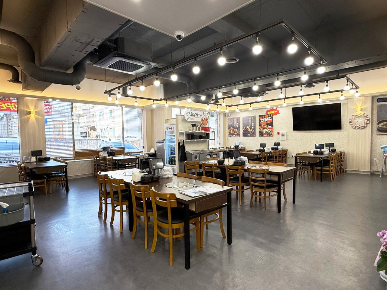 등뼈가 깔끔하고 현대적인 매장 인테리어 전경 04