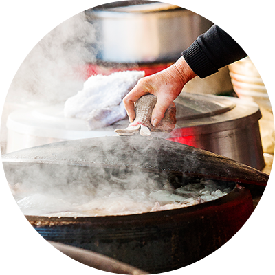 국내산 뼈 100%로 하루 300그릇만 한정 판매하는 삼백돼지국밥의 정성