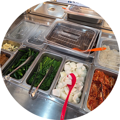 소면, 밥, 밑반찬을 자유롭게 즐길 수 있는 삼백돼지국밥 무제한 셀프바